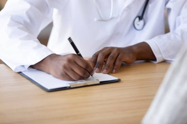 Çift ırklı doktorların kapatılması reçeteyi sağlık kartıyla yazın