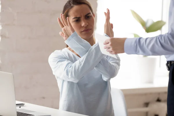 Enojado millennial mixta mujer rechazando tomar soborno . — Foto de Stock