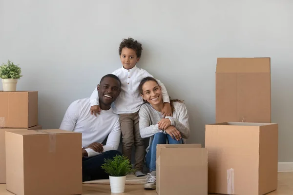 Mutlu çok ırklı genç aile birlikte yeni bir eve taşınıyor. — Stok fotoğraf