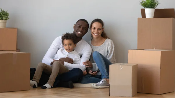 Retrato de familia multirracial feliz trasladándose a un nuevo hogar — Foto de Stock