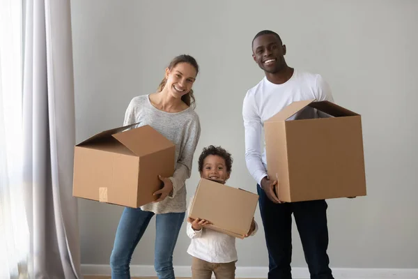 Retrato de familia internacional feliz con niño en movimiento — Foto de Stock