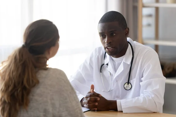 Médico afroamericano consulta paciente femenino en hospital —  Fotos de Stock