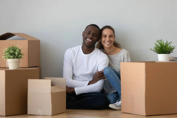 Portrait of international couple moving to new house together — Stock Photo, Image