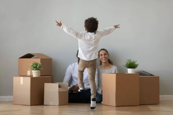 Emocionado pequeño salto de niño feliz para la familia en movimiento — Foto de Stock