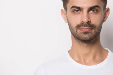 Boş fotokopi alanının yakınında ciddi bir beyaz adam poz veriyor.