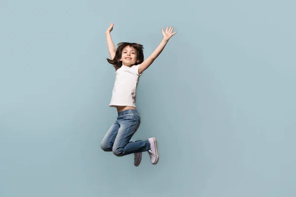 Gadis kecil yang bahagia melompat tinggi menembak di studio profesional — Stok Foto