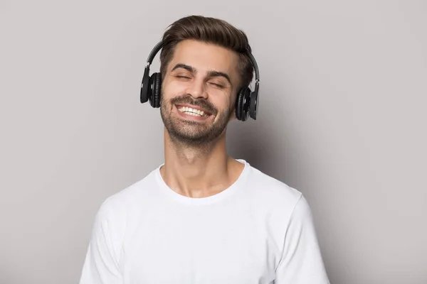 Happy caucasian man Mendengarkan musik di Bluetooth headphone — Stok Foto