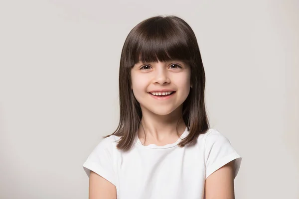 Headshot portrait de heureuse petite fille posant en studio — Photo
