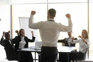 Başarılı takım lideri kurumsal zafer kavramını kutluyor.