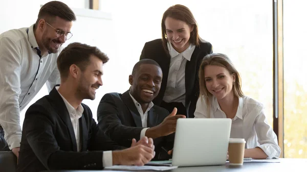 Felice mentore africano di formazione del team di business internazionale con laptop — Foto Stock