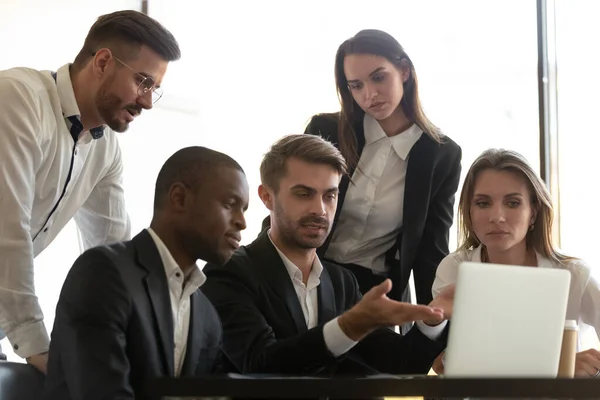 Vážné multiraciální obchodní tým poslouchat mužský vůdce vysvětlit online strategie — Stock fotografie