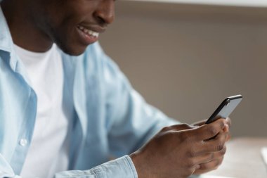 Kesilmiş görüntü mutlu gülümseyen Afrikalı Amerikalı adam internette sörf yapıyor..