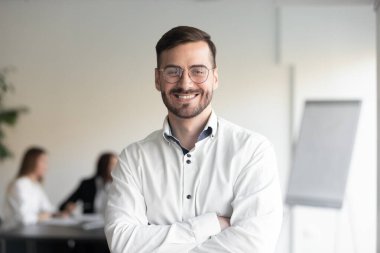 Ofisteki kameraya bakan kendine güvenen bir iş adamı.
