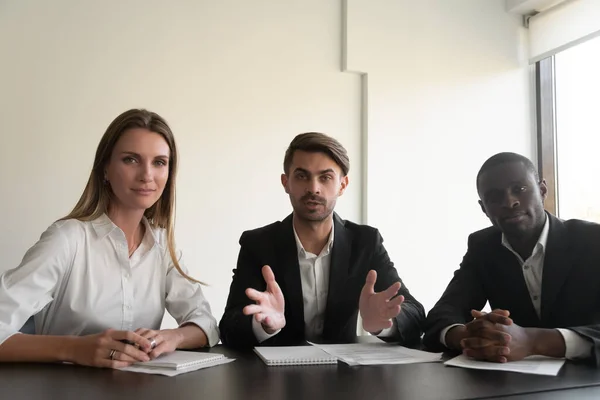 Equipo de negocios hablando mirando a la cámara, concepto de videoconferencia, webcam view — Foto de Stock