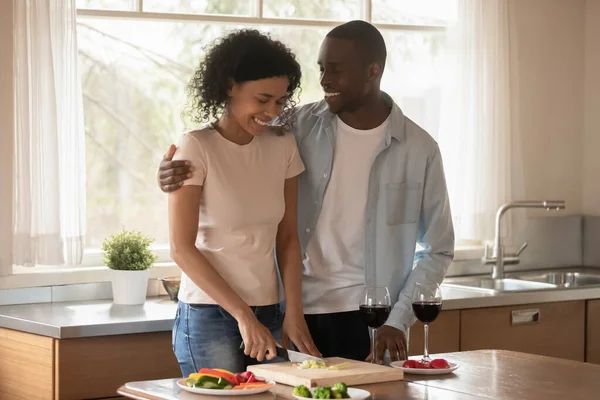 Alegre feliz africano americano cónyuge cocina juntos en cocina . —  Fotos de Stock