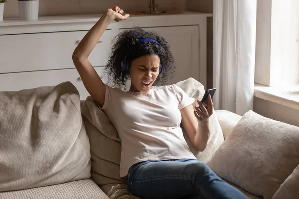 Alegre joven africana etnia mujer aficionada a la música en casa . — Foto de Stock