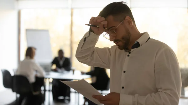 Stressed sweaty inexperienced speaker reading speech feeling public speaking fear — Stock Photo, Image