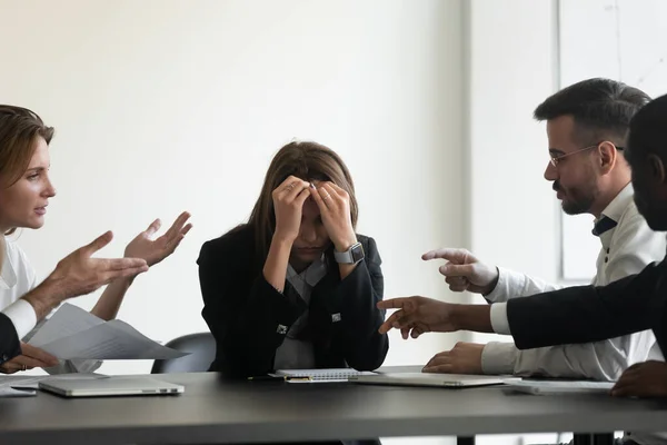 Стресована бізнес-леді страждає від знущань на робочому місці — стокове фото