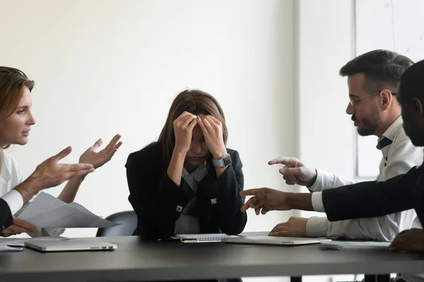 Mujer de negocios estresada y molesta sufre acoso escolar en el lugar de trabajo —  Fotos de Stock