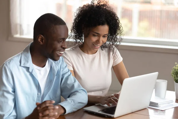 Smiling loving married mixed φυλή ζευγάρι surfing πληροφορίες online, ψώνια. — Φωτογραφία Αρχείου