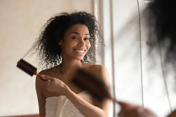 Afrikanische Ethnizität Millennial Frau Bürsten, Styling, Kämmen lockiges Haar. — Stockfoto