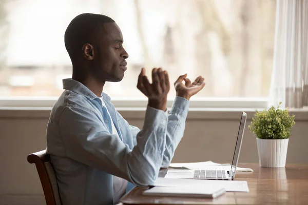 Pacifico milenar afro-americano homem profundamente respirando, reduzindo o estresse . — Fotografia de Stock