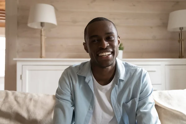 Усміхнений змішана раса молодий чоловік проводить відеоконференцію дзвінок . — стокове фото