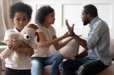 Üzgün çift ırklı çocuk Teddy 'yi balo ailesi çatışması içinde tutuyor.