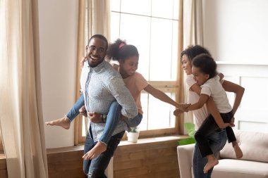 Mutlu siyahi aile evde oynarken iyi eğlenceler.