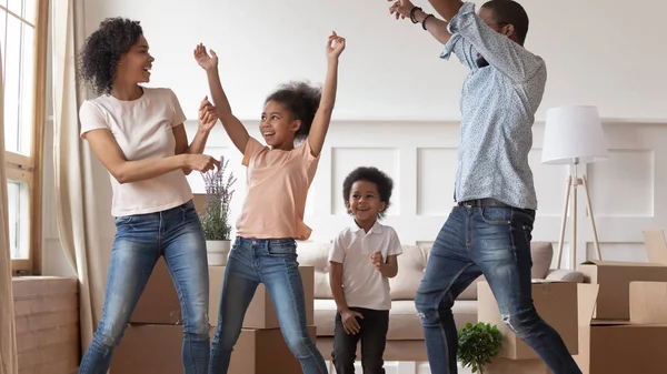 Sonriente familia con niños bailan felices de moverse — Foto de Stock