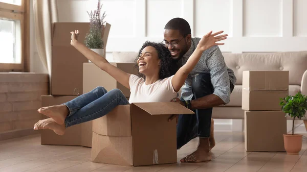 Feliz negro joven pareja tener divertido en mudanza día — Foto de Stock