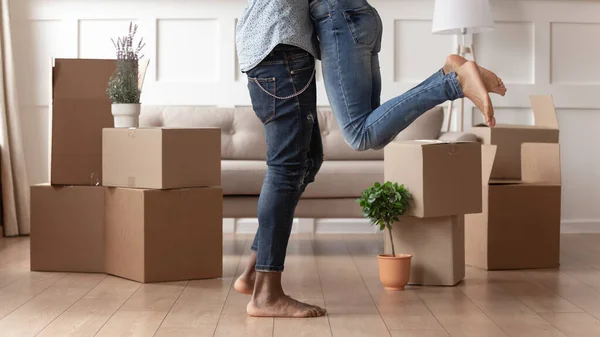 Primer plano de marido negro levantar esposa feliz de moverse — Foto de Stock