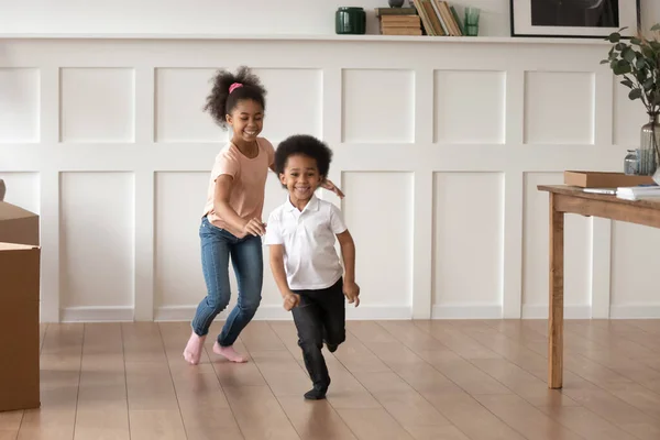 Les enfants excités du préscolaire s'amusent à courir à la maison — Photo