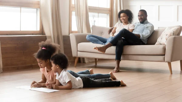 Glad svart familj med barn njuta av helgen hemma — Stockfoto