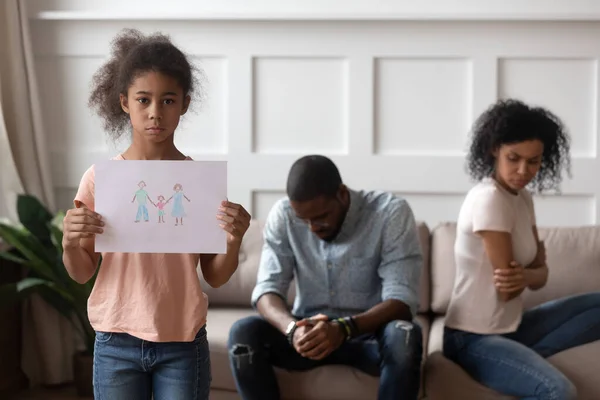 Duele poco biracial chica sufriendo de padres conflicto — Foto de Stock