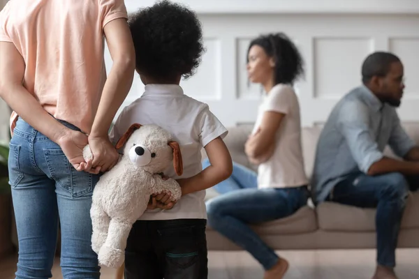 Crianças negras infelizes segurar brinquedo sofrendo prom conflitos em casa — Fotografia de Stock