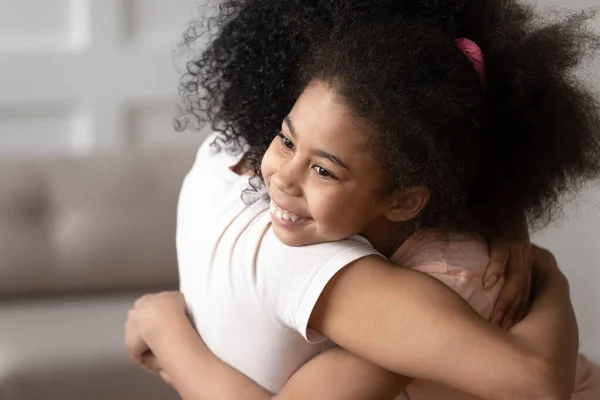 Feliz pouco biracial menina abraçando mãe mostrando amor — Fotografia de Stock