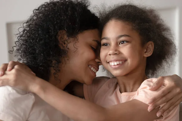 Sorridente nero madre e figlia abbraccio coccole insieme — Foto Stock