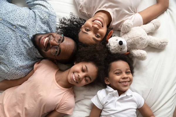 Çocuklu mutlu siyahi aile portresi — Stok fotoğraf