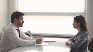 İş görüşmesinde İnsan Kaynakları müdürü ve iş arayan