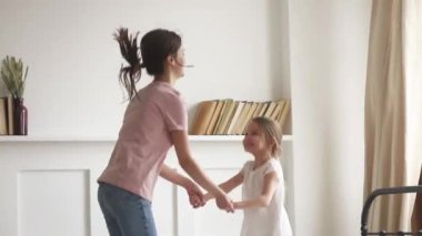 Aktif anne kızı ile el ele tutuşup yatağa atlıyor.