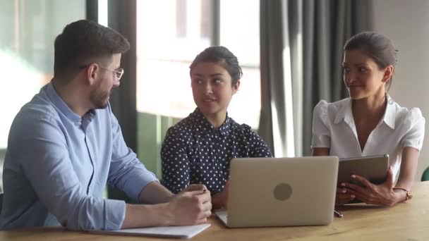 Multiethnische Kollegen arbeiten zusammen und diskutieren Projektaufgabe am Schreibtisch — Stockvideo