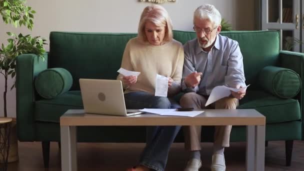 Casal idoso gerindo orçamento familiar despesas de verificação se sente ansioso — Vídeo de Stock