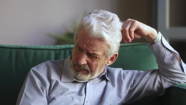 Witwer trauert um seine Frau erinnert sich, dass sich das Leben elend anfühlt — Stockvideo