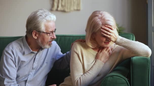 Kétségbeesett idős feleség sír aggódó férj vigasztalja őt — Stock videók