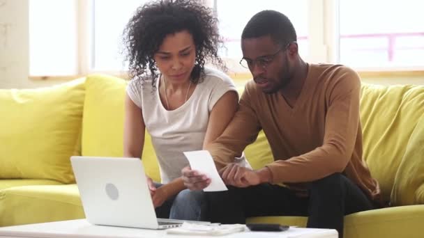 Afrikalı çiftler bütçe yönetimi çekleri ve giderleri özetliyor — Stok video