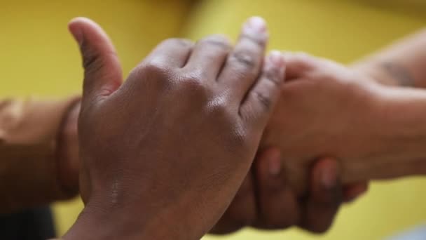 Gros plan couple africain amoureux se tenant la main — Video
