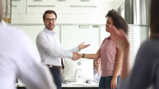 Personeel juichen werknemer van maand baas schudden handen uiten dankbaarheid — Stockvideo
