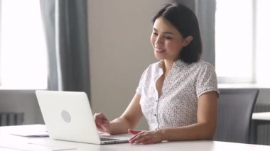 Asyalı kadın çalışan iş yerinde gayri resmi konuşma videosu çekiyor