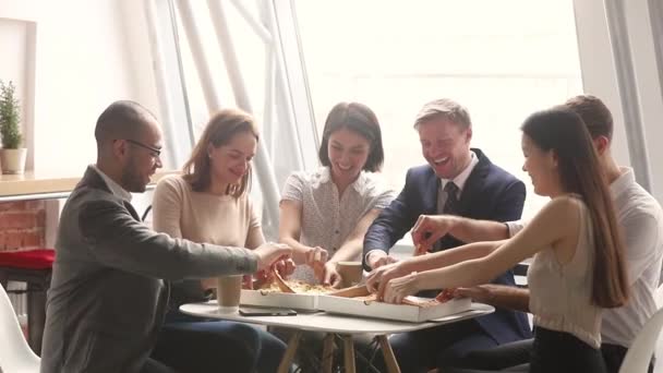 Multi racial colleagues eating lunch pizza during workday — Stock Video